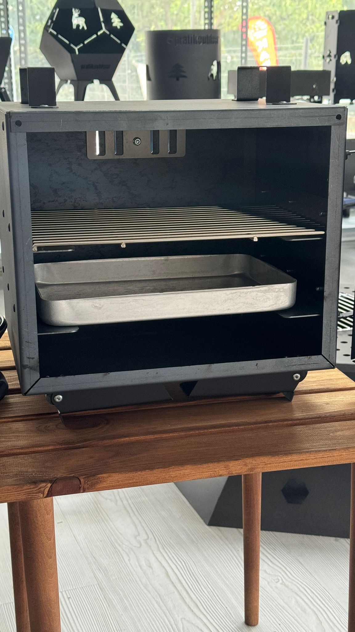 Orman%20Fırını,%20Katlanır%20Ayaklı,%20Tepsili%20ve%20Izgaralı%20-%2037x31x42cm